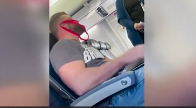 Un homme expulsé d’un avion pour avoir porté un string en guise de masque…(vidéo)