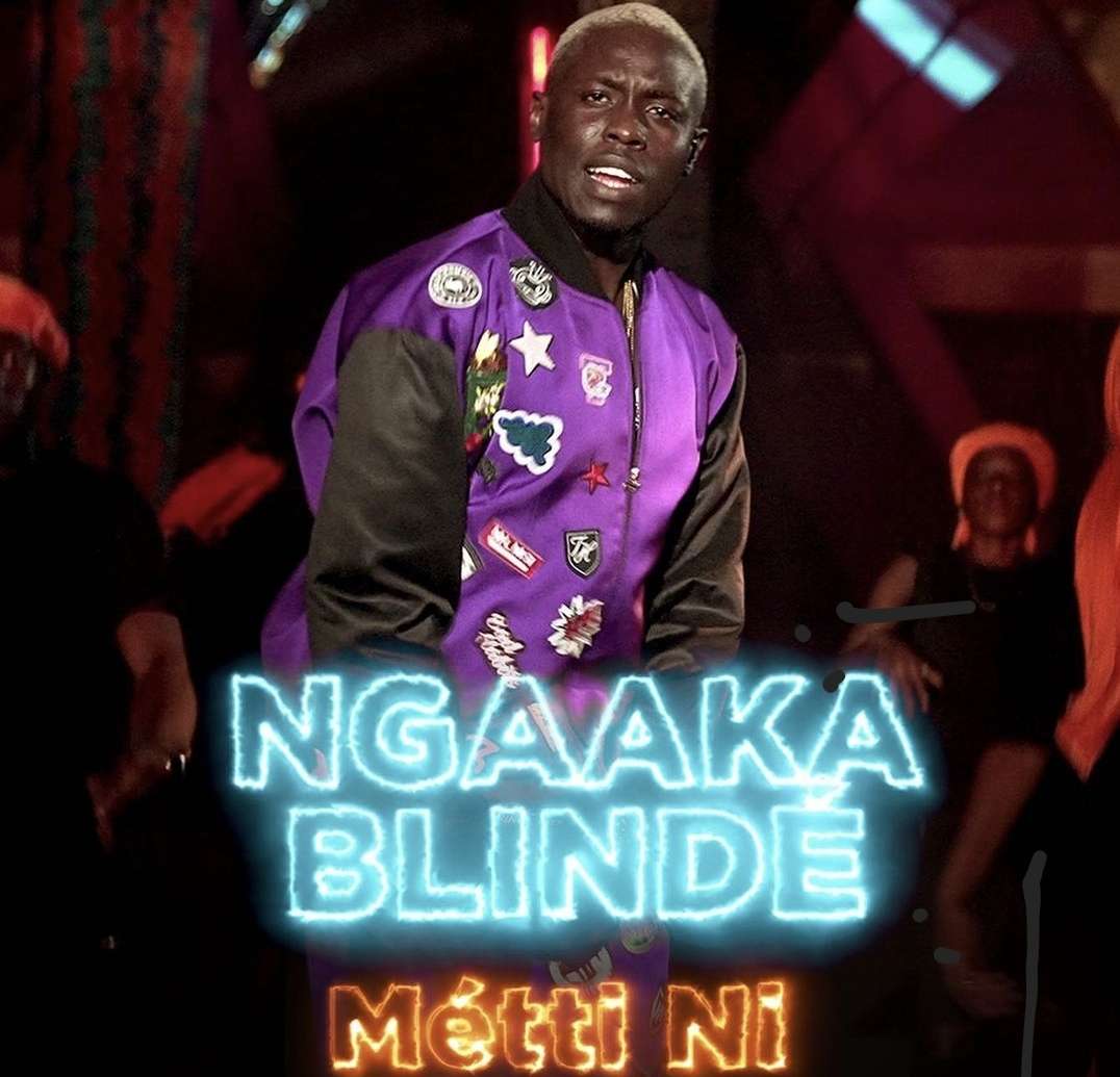 Ngaaka Blinde débarque en car rapid a son concert....