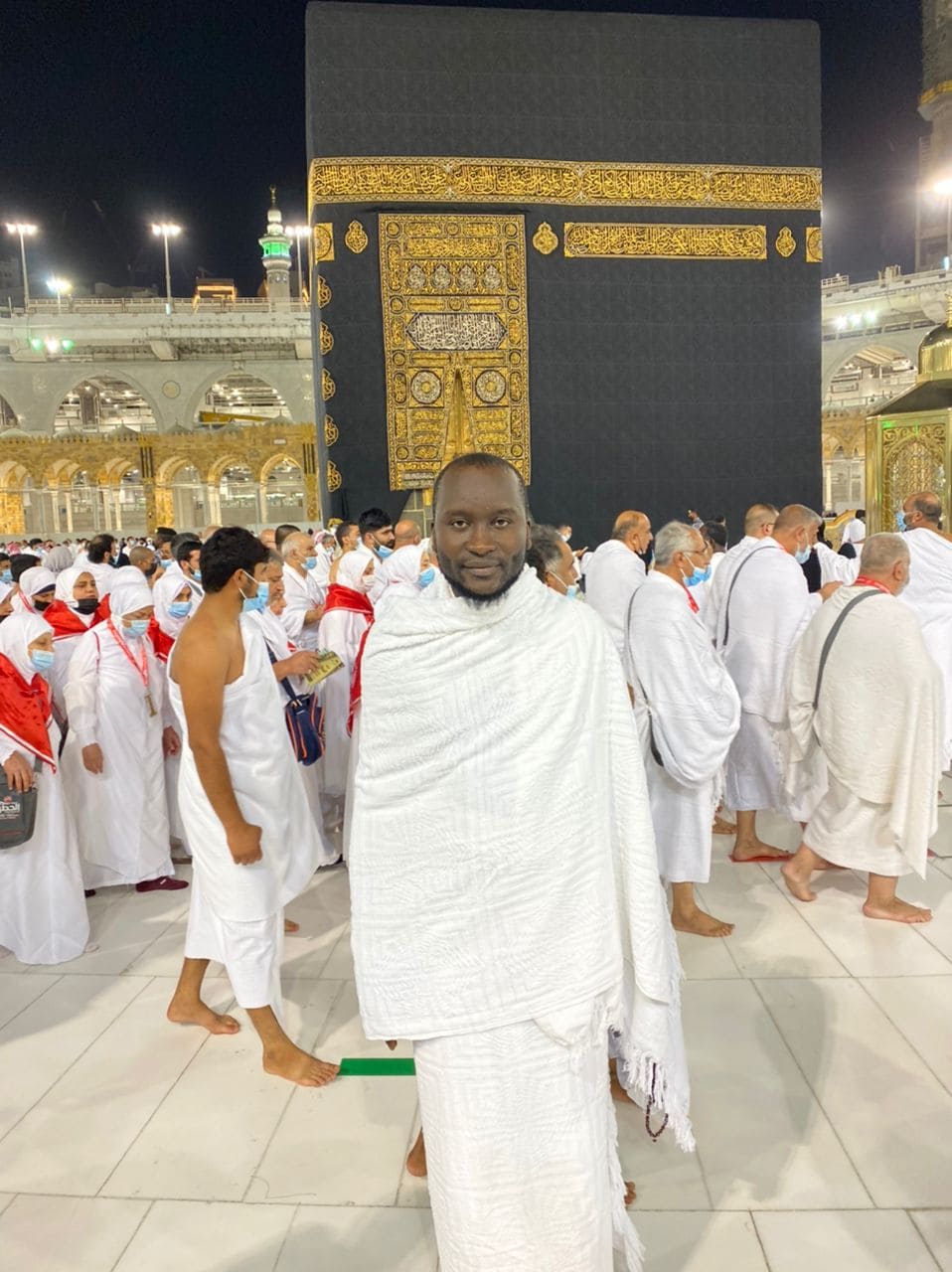A La Mecque, Oustaz Modou Fall pose derrière la Kaaba