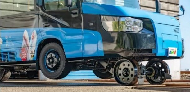 Le premier bus-train du monde commence à rouler au Japon