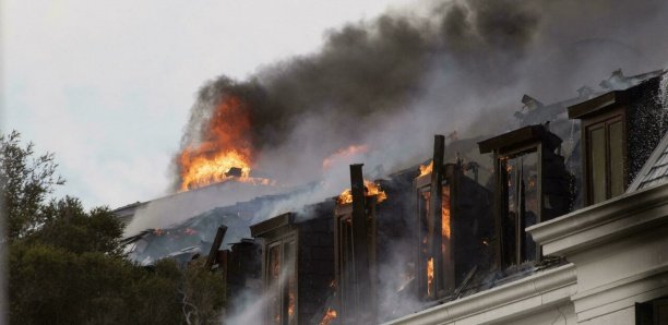 Afrique du Sud: reprise de l’incendie du Parlement au Cap après une accalmie