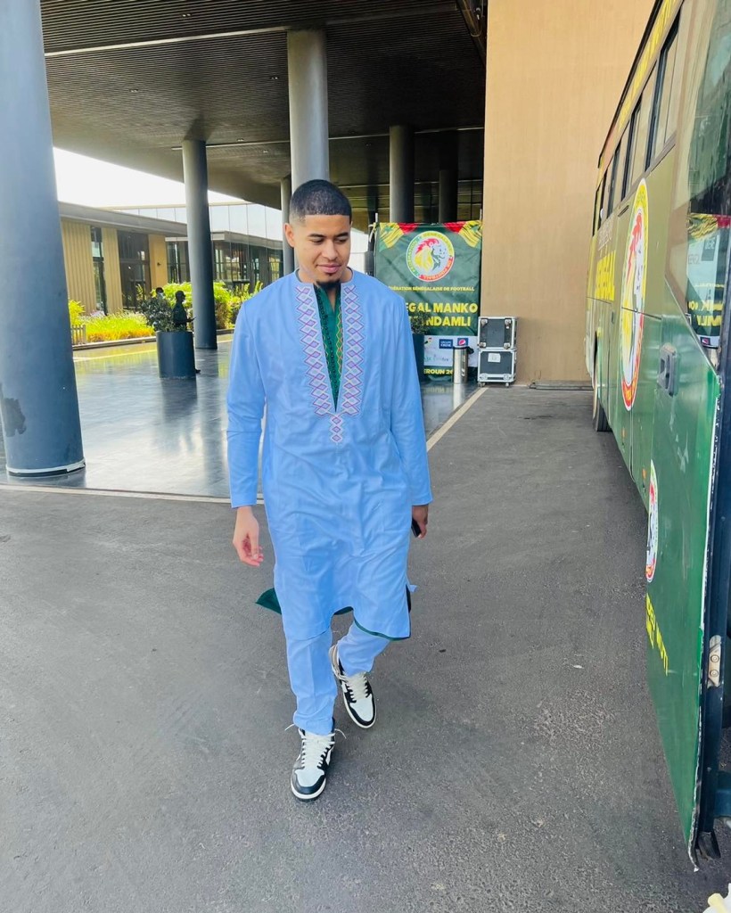 En route pour la gare de Diamniadio, Les lions du Sénégal vont prendre le TER pour rallier le palais de République.