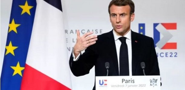 “Emmerder” les non-vaccinés: Emmanuel Macron affirme “assumer totalement” ses propos