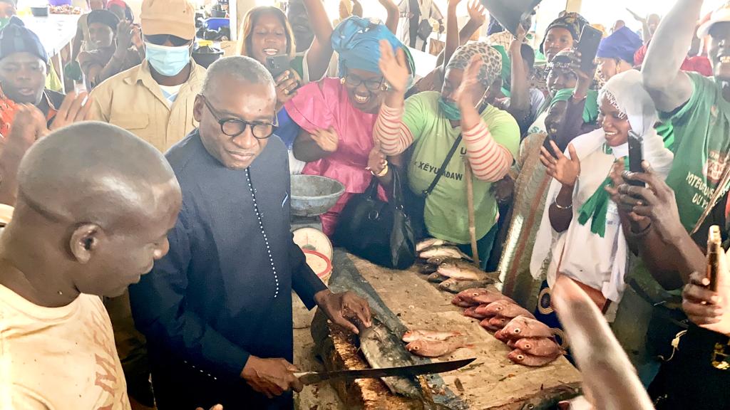 Visite du Ministre Sidiki Kaba au Marché au Poisson de Tambacounda: Découvrez l'accueil enthousiaste des mareyeurs !