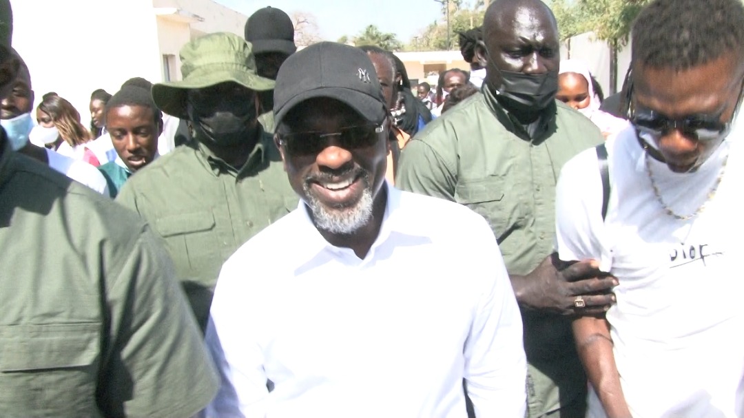 Vote du candidat de la Medina Cheikh Ahmed Tidiane Ba dans son bureau de vote.