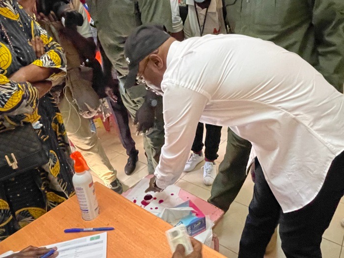 Vote du candidat de la Medina Cheikh Ahmed Tidiane Ba dans son bureau de vote.