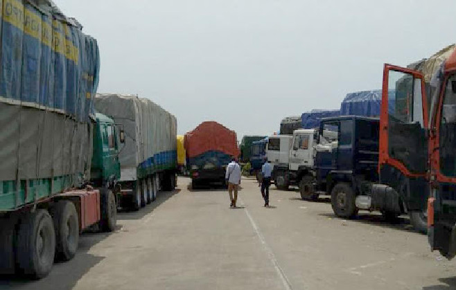 Le Mali sous embargo: Bloqués, 600 camions de marchandises en souffrance aux frontières