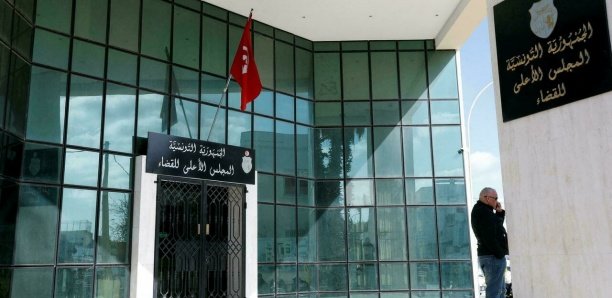 Le siège du Conseil supérieur de la magistrature à Tunis a été encerclé par la police lundi, après la décision du chef de l'État Kaïs Saïed de dissoudre cet organe de supervision judiciaire. Son président, Youssef Bouzakher, a déploré une mesure "ill