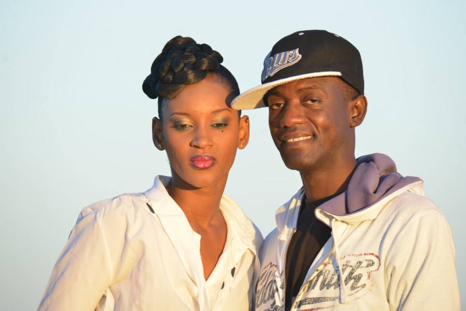 Le rédacteur en chef de SenegalTV, Coca Cheikh accompagné du mannequin Khadija Nemo lors du tournage du clip de GuiGu