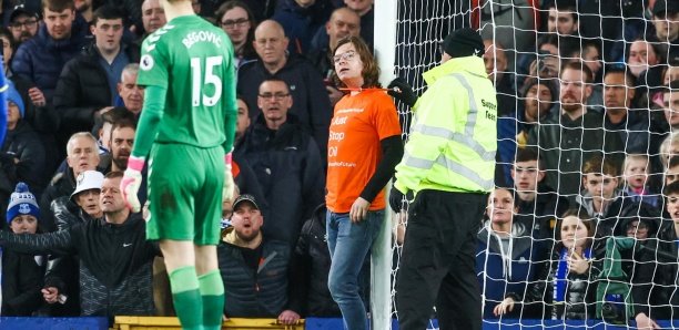 Everton-Newcastle: Un nouveau militant s’accroche au poteau et provoque l'interruption du match