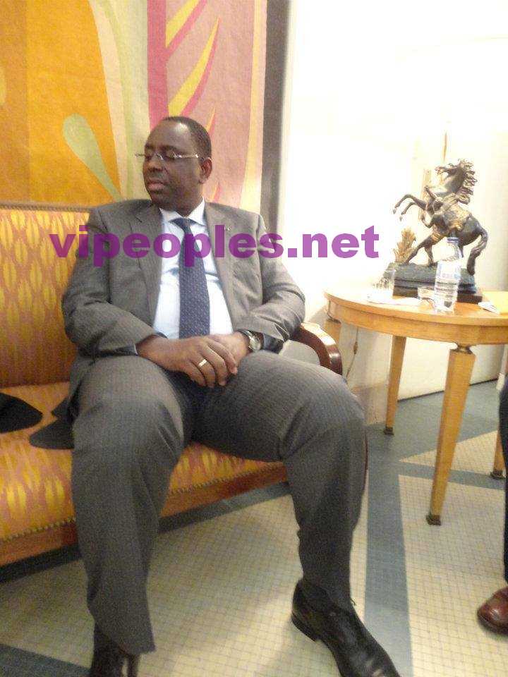 Le Président de la République , Macky Sall, dort assis