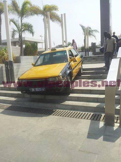 SENEGAL INSOLITE - Quand le chauffard descend des escaliers avec son taxi !