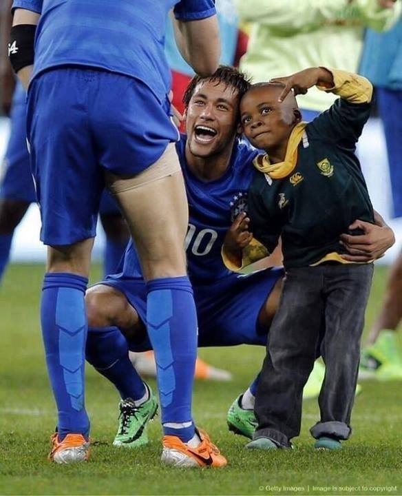 Neymar réalise le rêve d'un enfant Sud Africain: L'image qui a fait le tour du monde