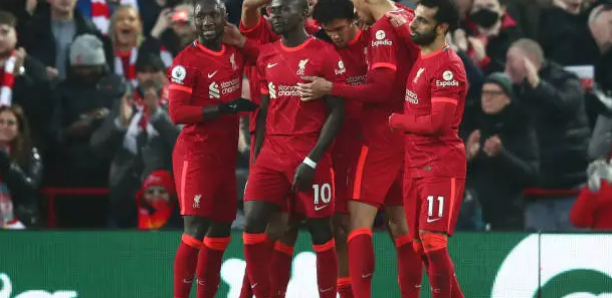 Premier League: Mané explose United et offre la première place à Liverpool