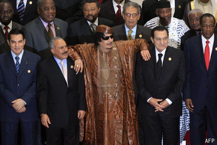 © AFP  Sur la photo, de g.à dr.: Ben Ali (ex-président tunisien), Saleh (Yemen, sur la sellette), Kadhafi (Libye, sur la sellette) et Moubarak (ex-président égyptien)