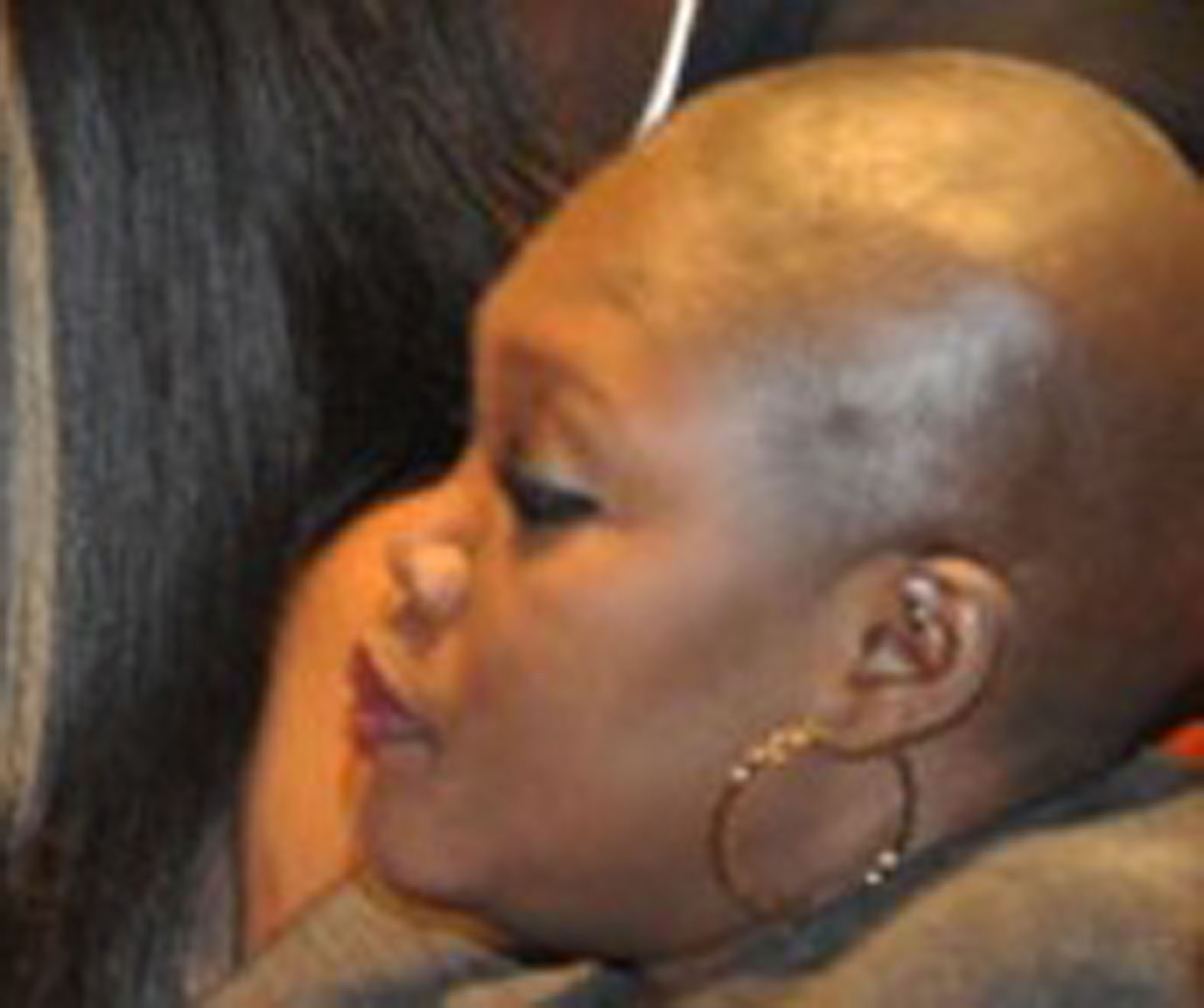 La fille du Professeur Madior Diouf, Ndélla dévoile son crâne rasé lors de la Journée internationale de la femme