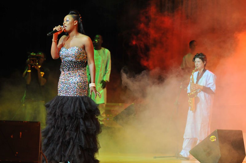 Pour la premiere fois, Titi chante, remercie le public en oubliant son grand frère Youssou Ndour