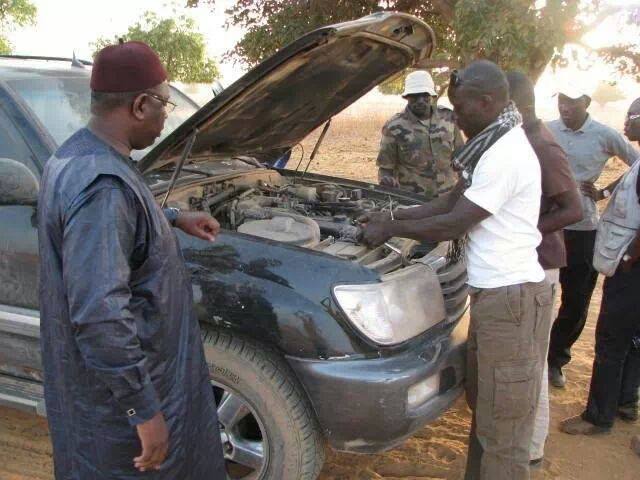 Macky Sall se transforme en mécanicien