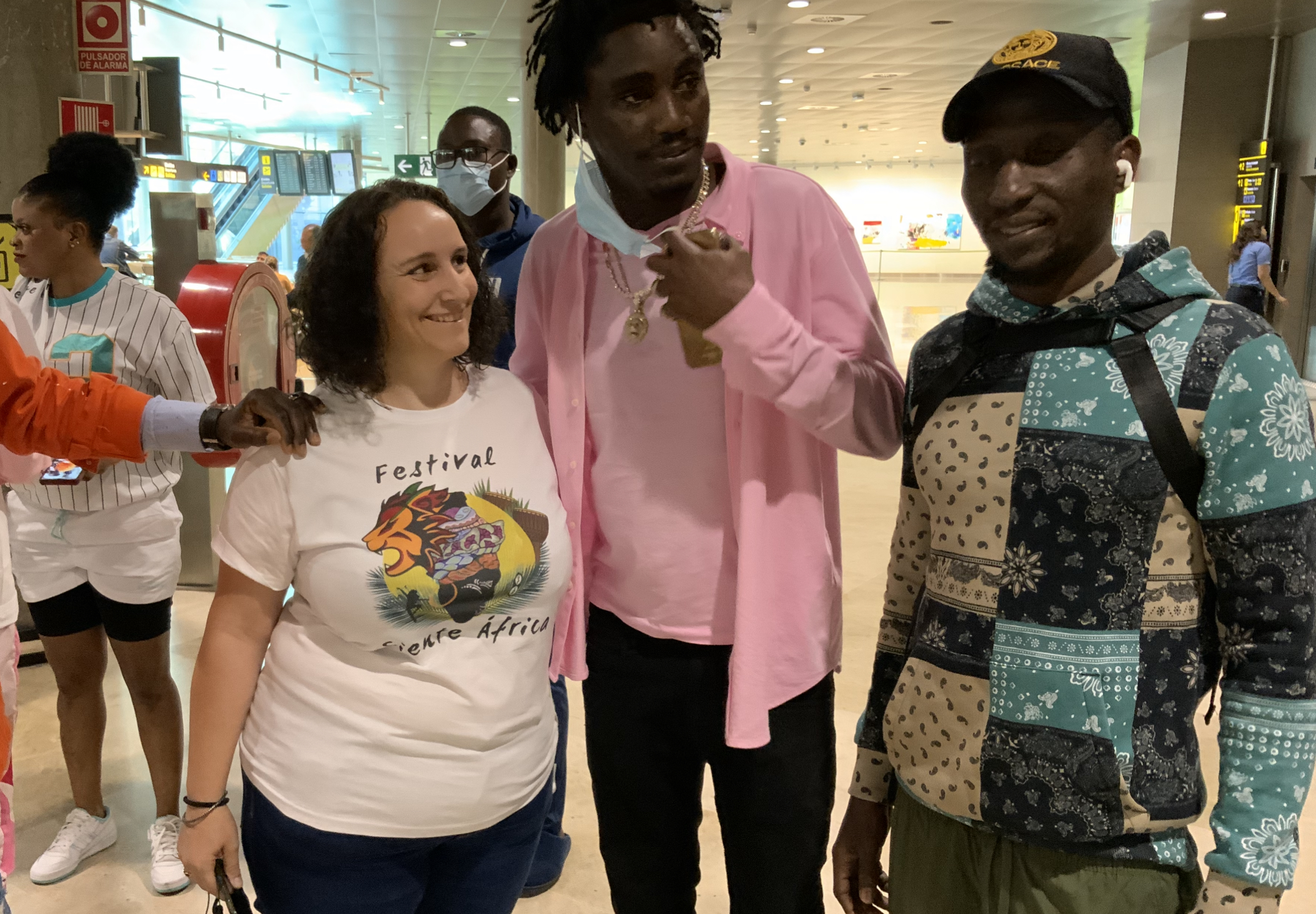 URGENT: Accueil extraordinaire de Wally Seck à l'aéroport de Valence par les Senealais d'Espagne