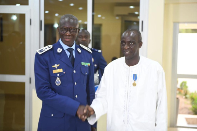 Décoré de la médaille d’honneur de la gendarmerie : Dg Moustapha Ba, un modèle d’engagement, de loyauté et de dévouement ( Le Témoin )