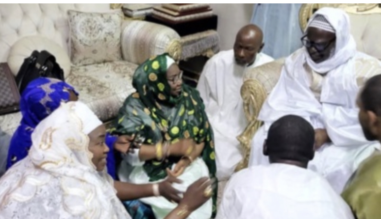 TOUBA – La sœur aînée du Président Sall reçue en audience par le Khalife Général des Mourides.