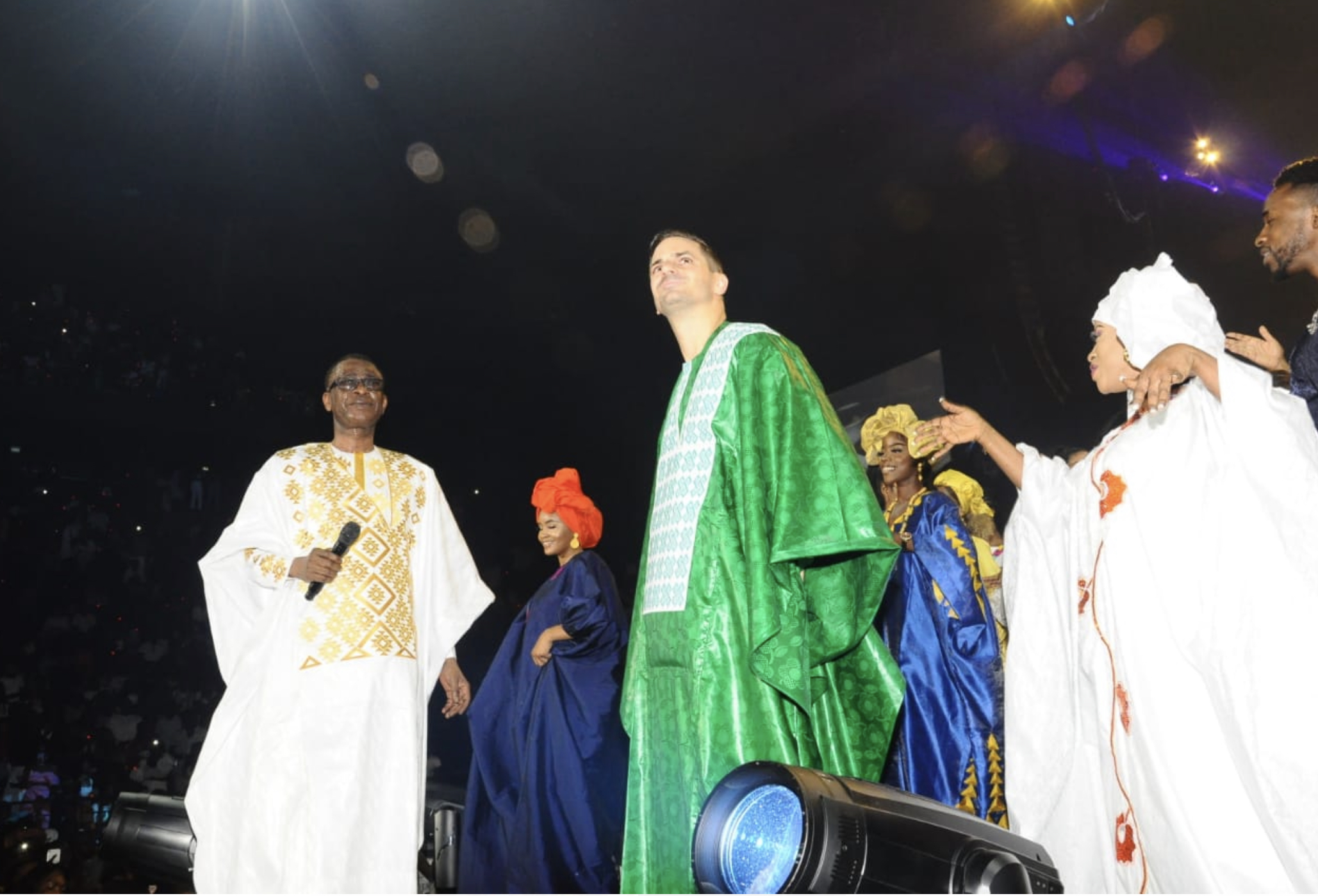 Paris Bercy revivez Youssou Ndour en super forme éclaté le grand public