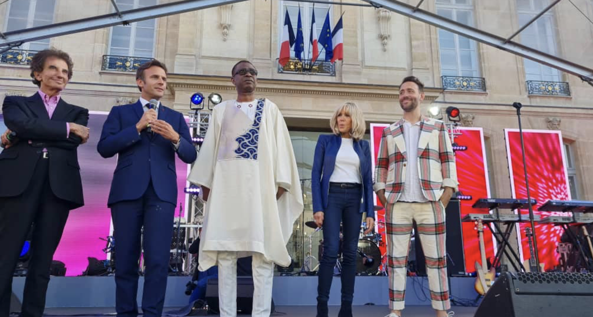 Youssou Ndour joue pour le Président Emmanuel Macron à l'Elysée- Présidence de la République Française. ( Fête de la musique 2022.)