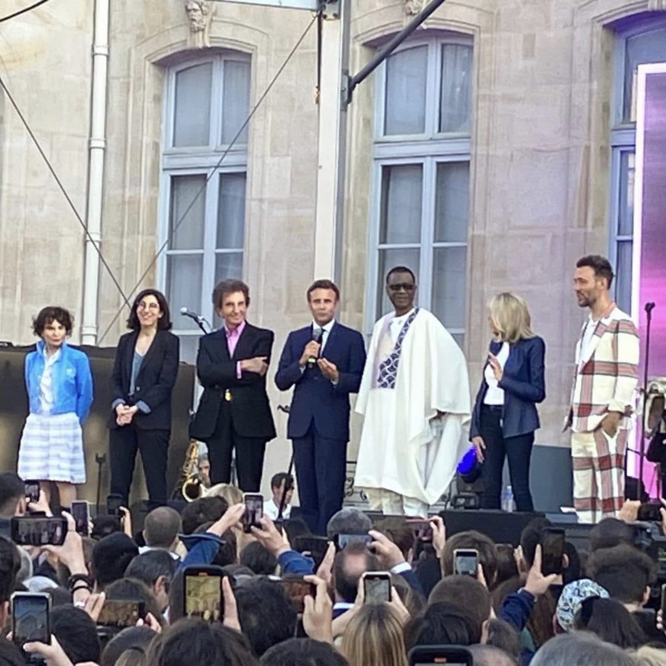 FÊTE  DE LA MUSIQUE YOUSSOU NDOUR CHANTE DEVANT EMMANUEL MACRON ET SON EPOUSE