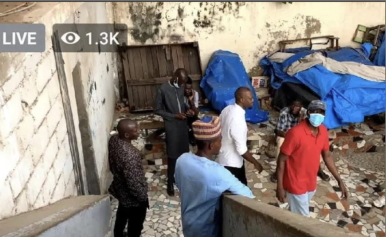 Ousmane Sonko : "Je demande à tous les militants qui comptaient venir passer une nuit de veille devant ma maison, d’y renoncer et à ceux qui sont déjà là, de retourner se reposer chez eux"