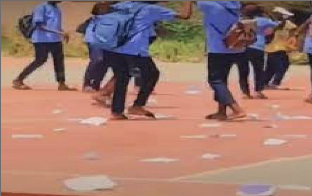 Drôle de manière de fêter la fin de l’année scolaire Des élèves de Ouakam déchirent leurs cahiers et renversent les tables-bancs