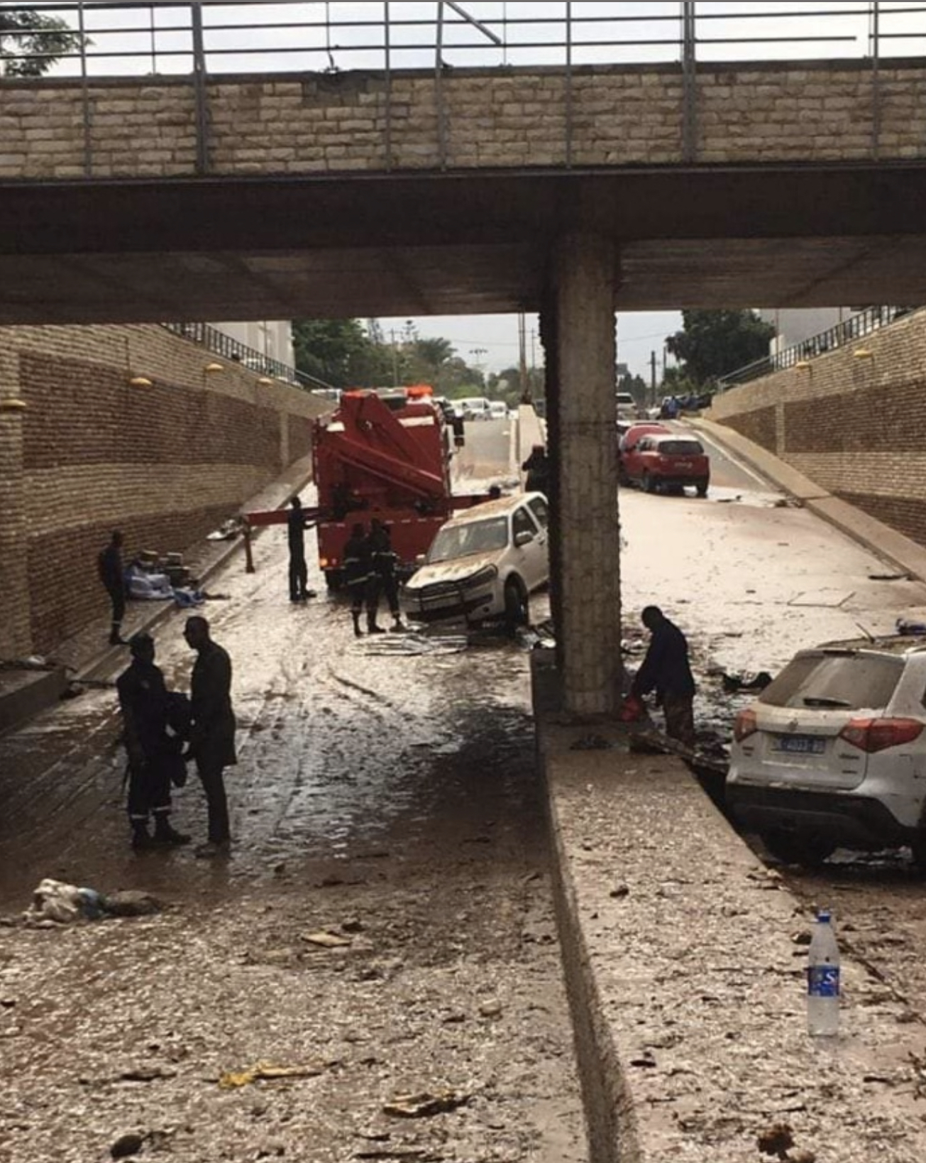 Horreur à la Corniche Ouest : Des voitures englouties par les eaux, une dame trouve la mort