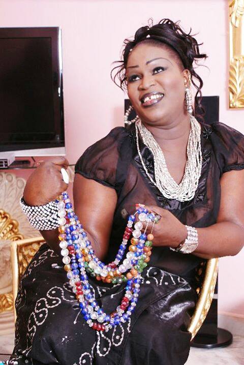 Pour faire plaisir à son mari, Ngoné Ndiaye Guéwel dépense tous les mois 500 mille en " bine bine " et  en " Thiouray "