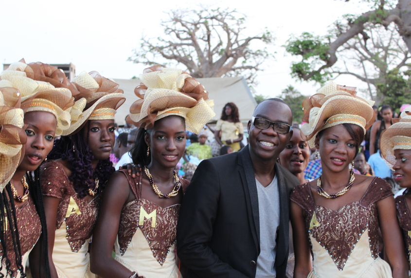 Abdou Guité Seck et les....Amazones lors du meeting de Oumar Gueye à Bambilor  !!!