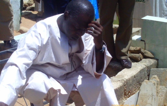 Mohamed Dionne se recueille sur les tombes de ses parents à Touba