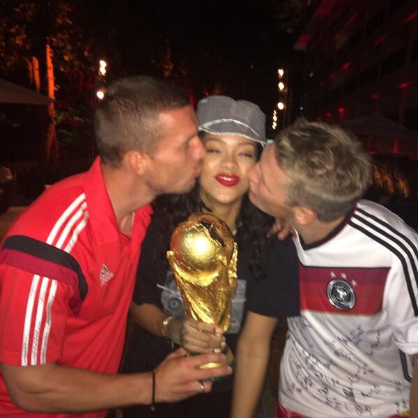  Photos: Rihanna flashe carrément pour l’Allemagne et Götze. Regardez
