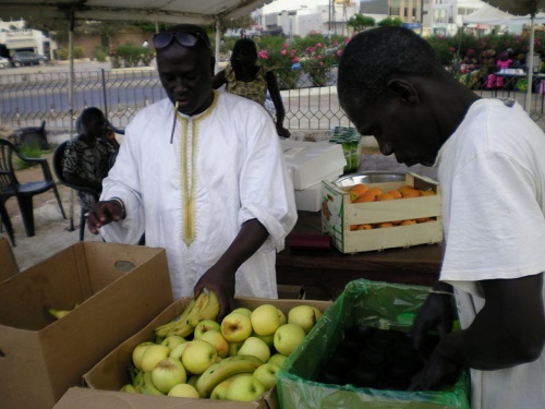 Photos:" Distribution de "ndogou" avec la Fondation Keur Rassoul