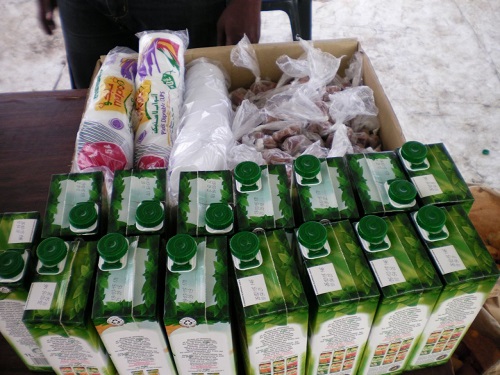 Photos:" Distribution de "ndogou" avec la Fondation Keur Rassoul
