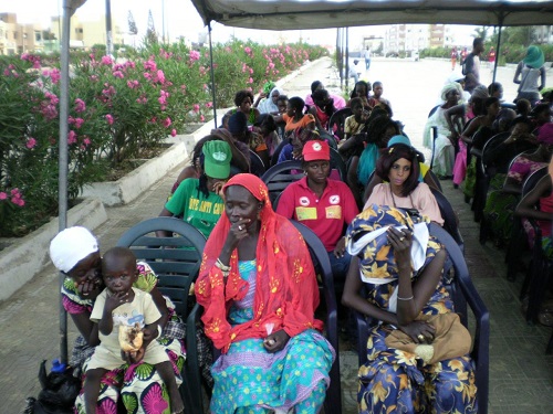 Photos:" Distribution de "ndogou" avec la Fondation Keur Rassoul