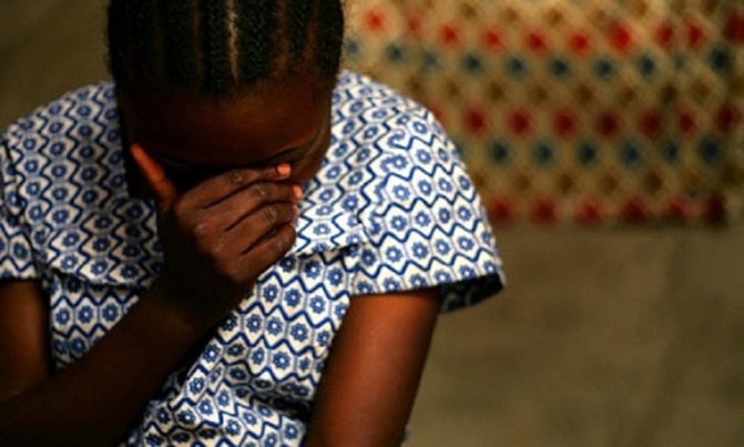 Accusé par sa copine de 14 ans d’être le père de son enfant : le mécanicien conteste, mais avoue les rapports sexuels