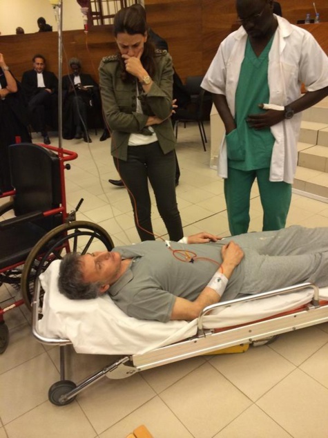 Photo - Bibo Bourgi couché sur un lit d’hôpital en plein procès