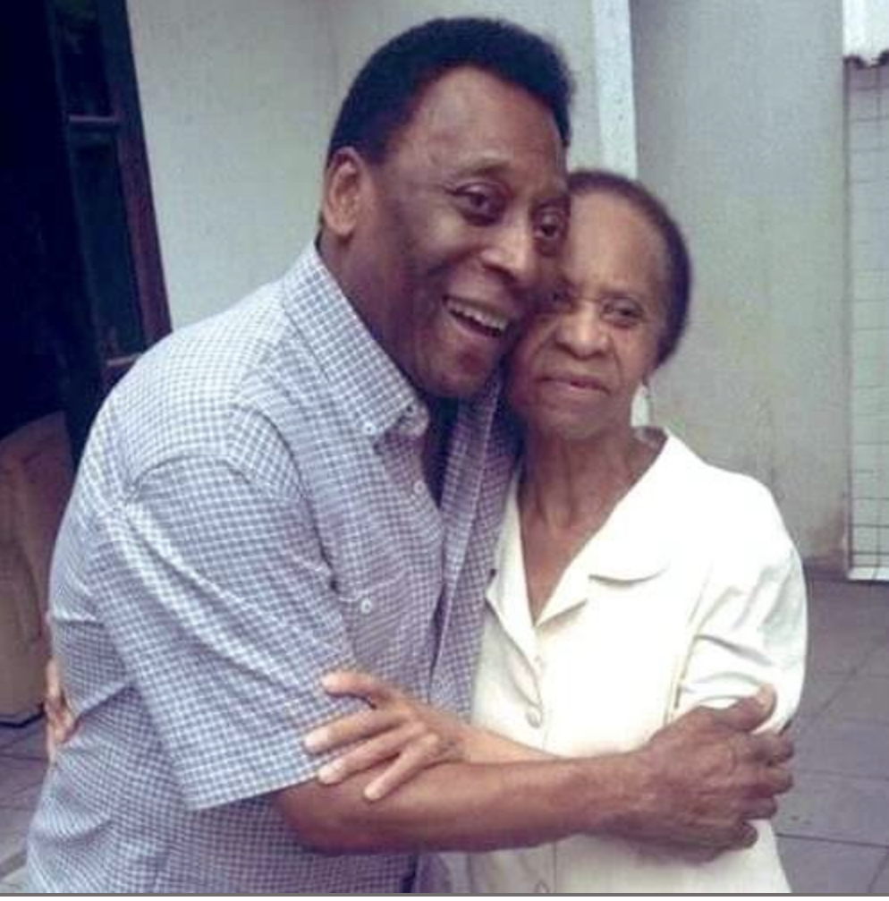 En image : Le Roi Pelé avec sa mère Céleste,100 ans en novembre dernier et qui vit toujours