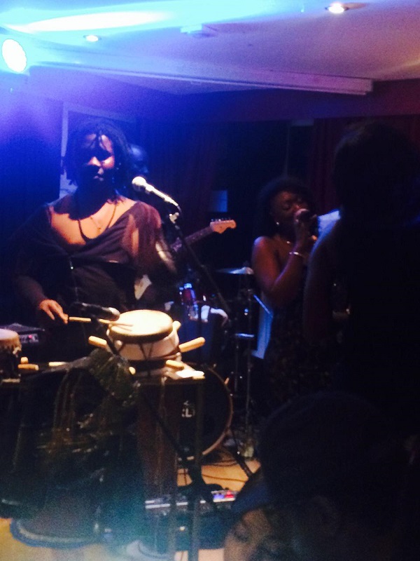 Mariama la promotrice culturelle gambienne de Germany à la soirée de Titi