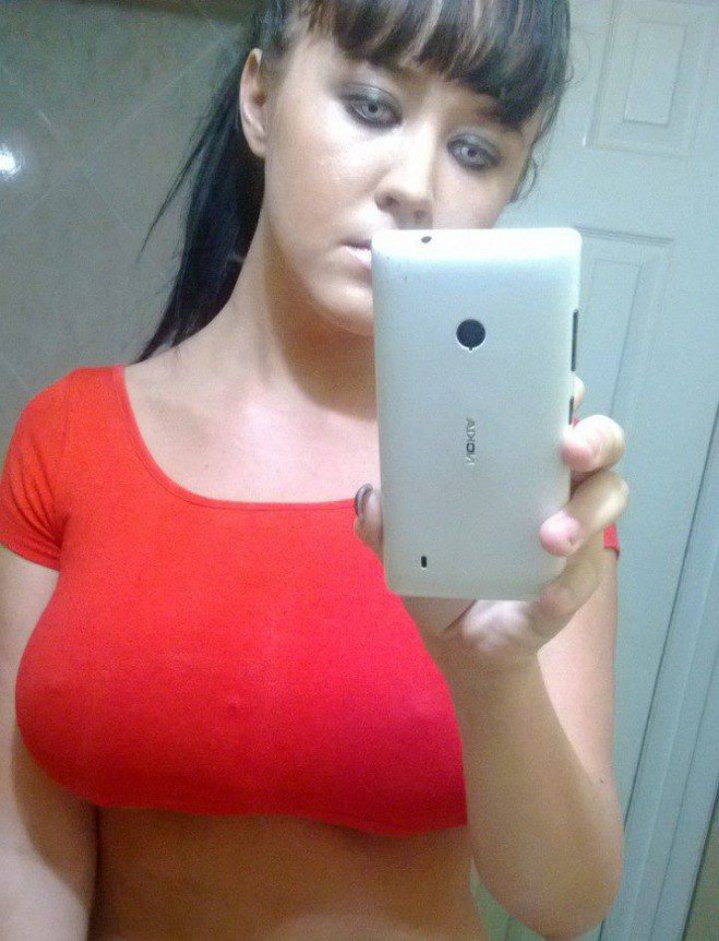 Une jeune fille de 21 ans se fait implanter un troisième sein. Regardez