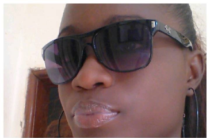 Binta Mané 100% Buzz sexy avec ses lèvres pulpeuses