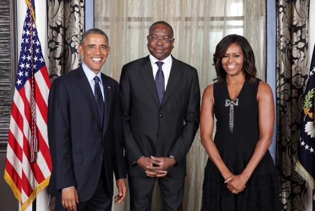 Le ministre des affaires étrangères Mankeur Ndiaye pose avec le couple Obama