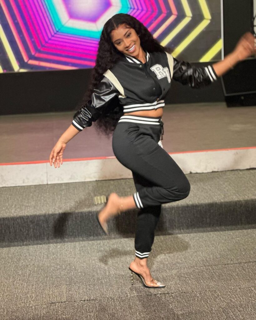 Lookée en sweat crop-top : Racky Aidara illumine le plateau de la 2stv