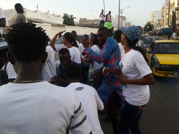 Seconde étapes: 12 Photos, Caravane de distribution pour atteindre la vente d'un million d'exemplaires de l'album "Rakadiou"
