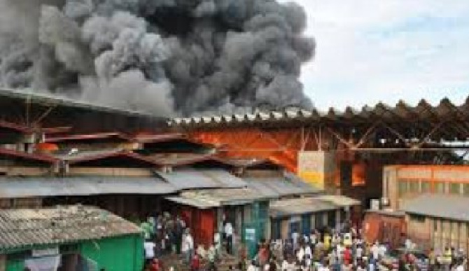 Encore un sinistre chez les commerçants : Un incendie ravage une dizaine de magasins au marché de Tambacounda