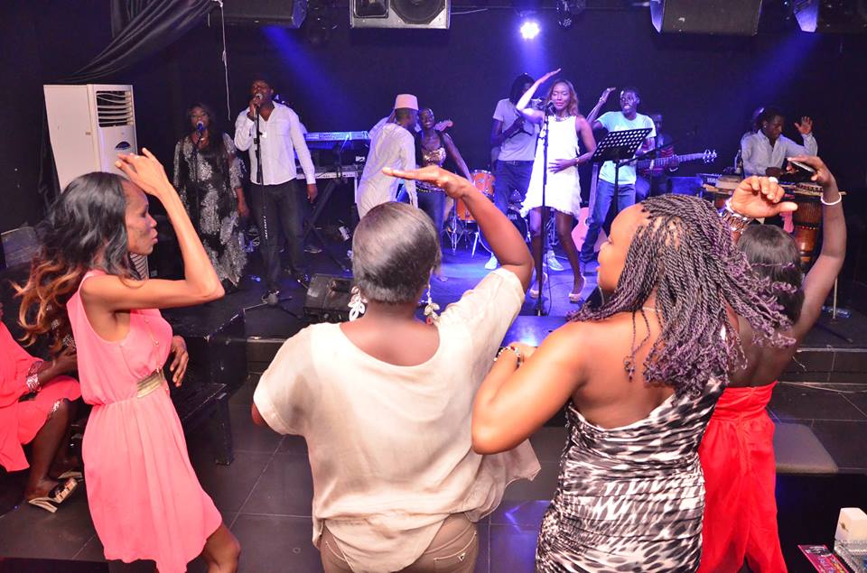 Les images le concert de Coumba Gawlo Seck au Barramundi. Regardez