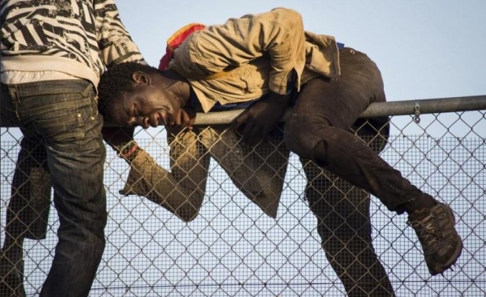Photos choquantes + Vidéo: Emigrés clandestins coincés, tentent d’atteindre l’Europe… Regardez